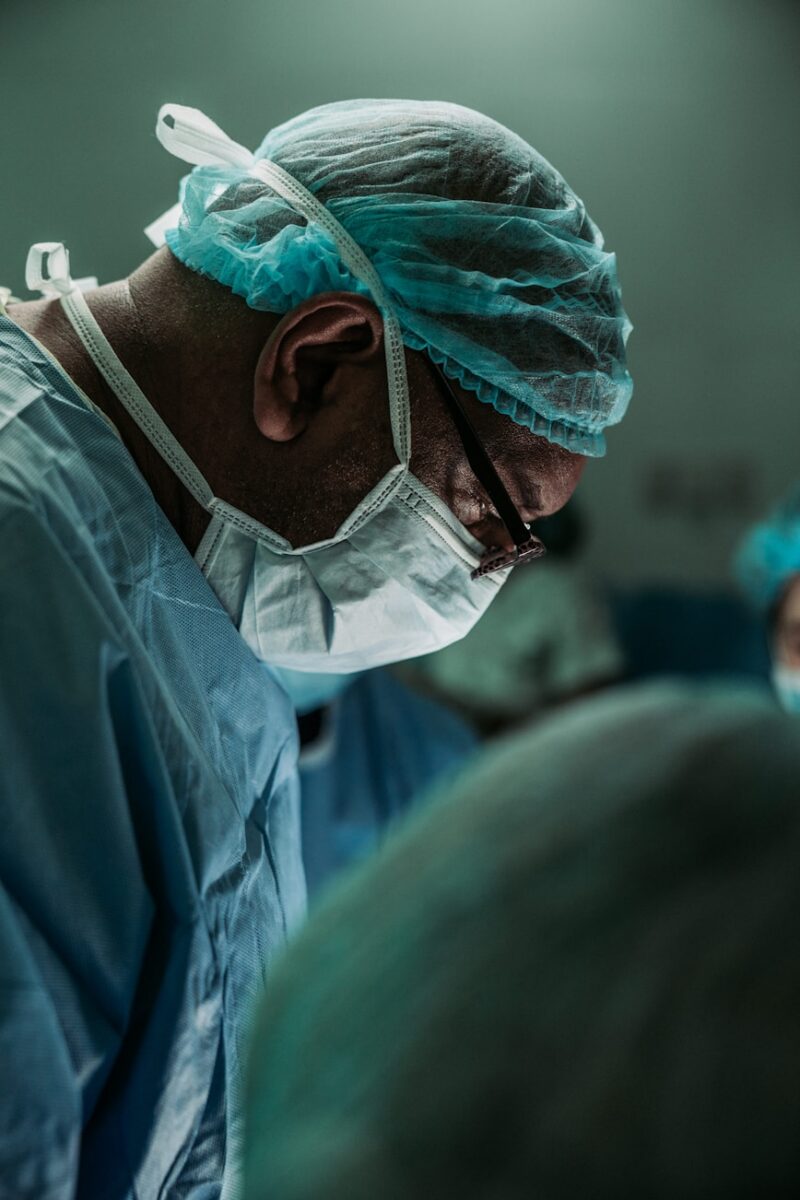 medico in sala operatoria durante intervento