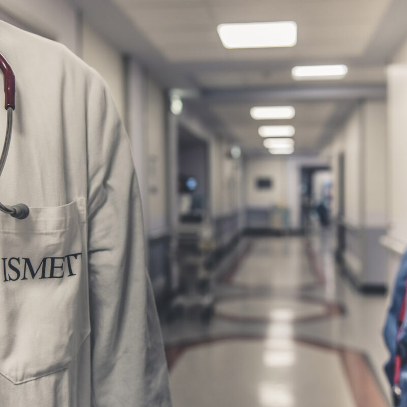 medico con stetoscopio in corsia e infermiera