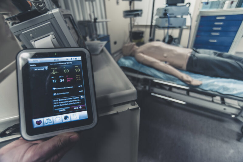 tablet con parametri vitali davanti a manichino per simulazione medica